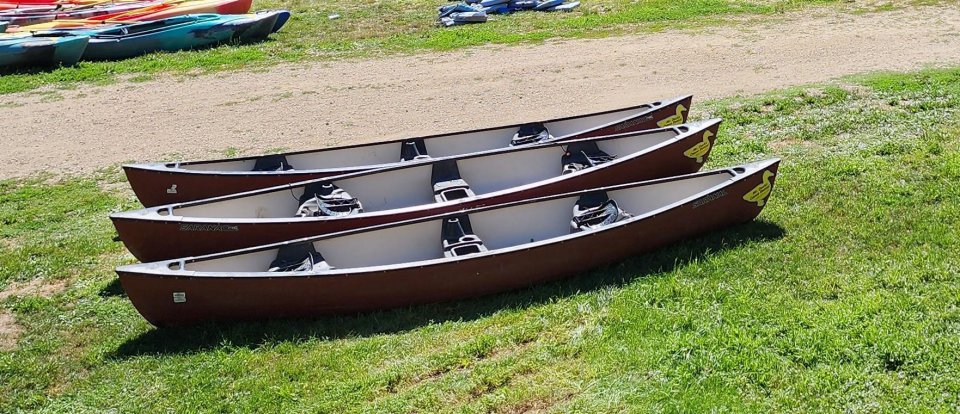 Canoes with backrests